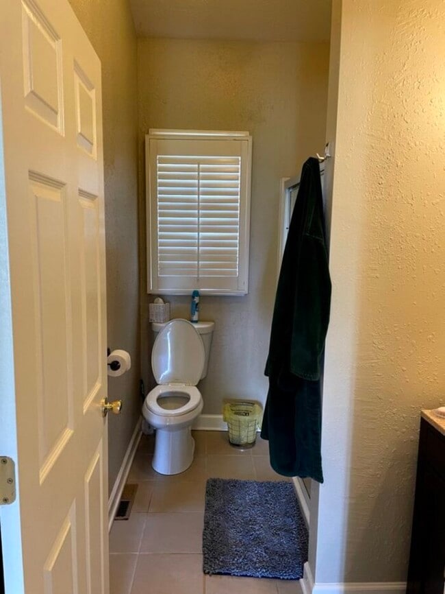 Building Photo - 3 bdrm/1 bath Country Ranch available April 1st!