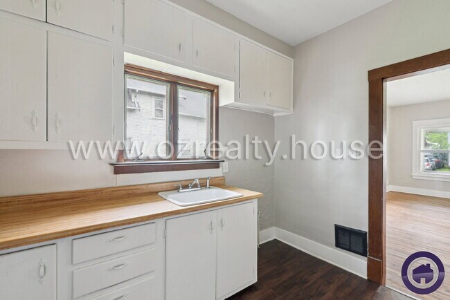 Building Photo - 2027 Berkshire Pl