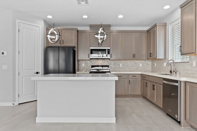 Building Photo - Stunning 3 Bedroom Home with SOLAR in Skye...