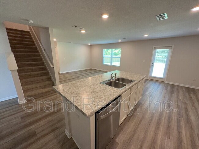 Building Photo - 5431 Peach Dr