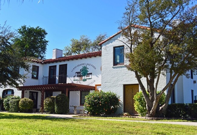 Building Photo - 117 Los Platanos St