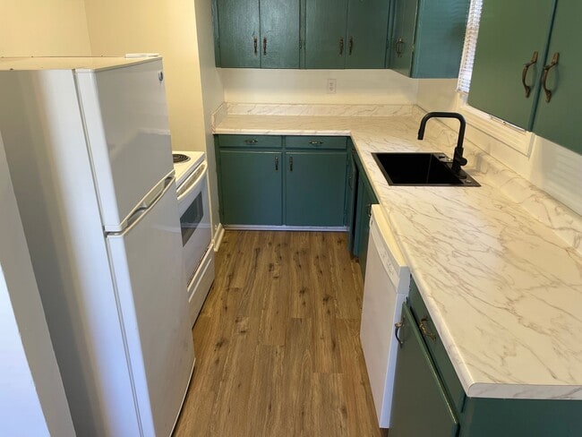 Building Photo - Charming 3 Bedroom House in Quite Neighborhood