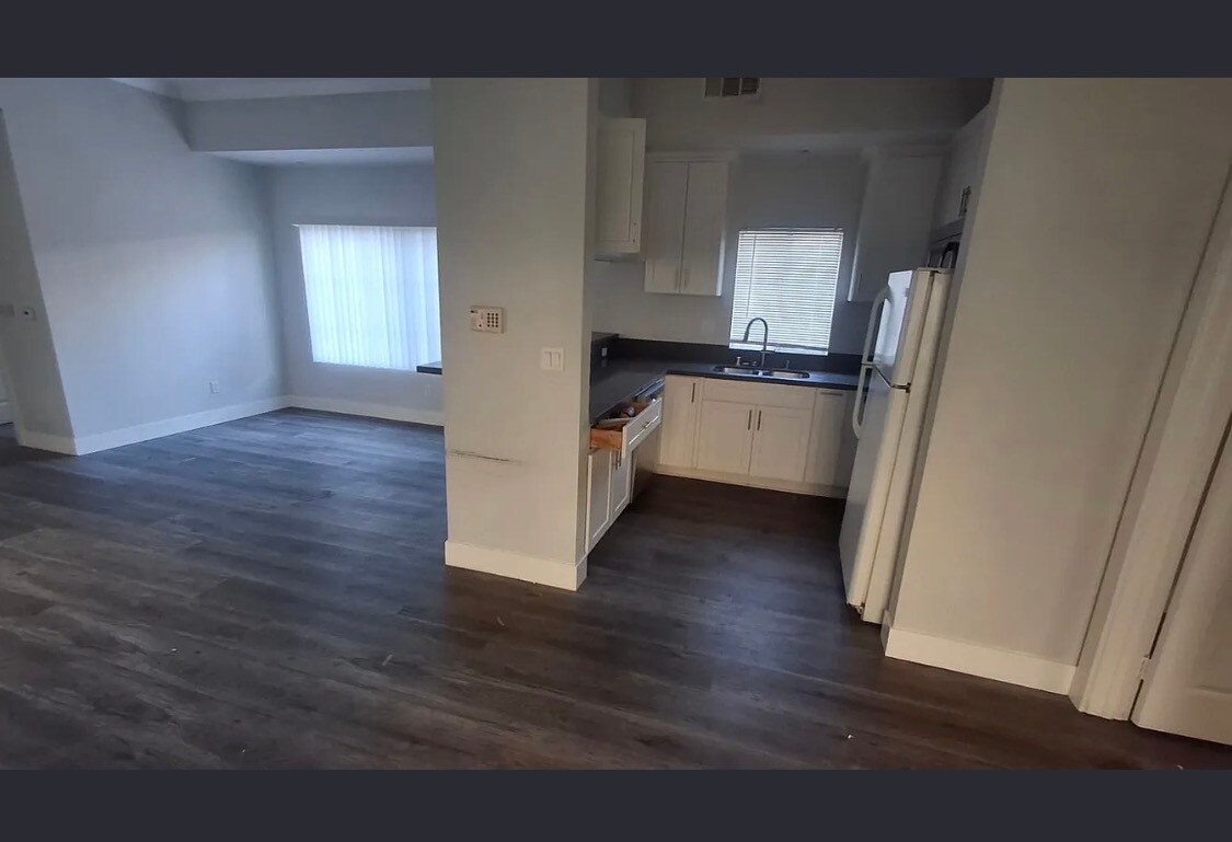 Building Photo - 4343 Ventura Canyon Ave