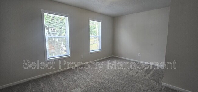 Building Photo - 2152 Fox Ave