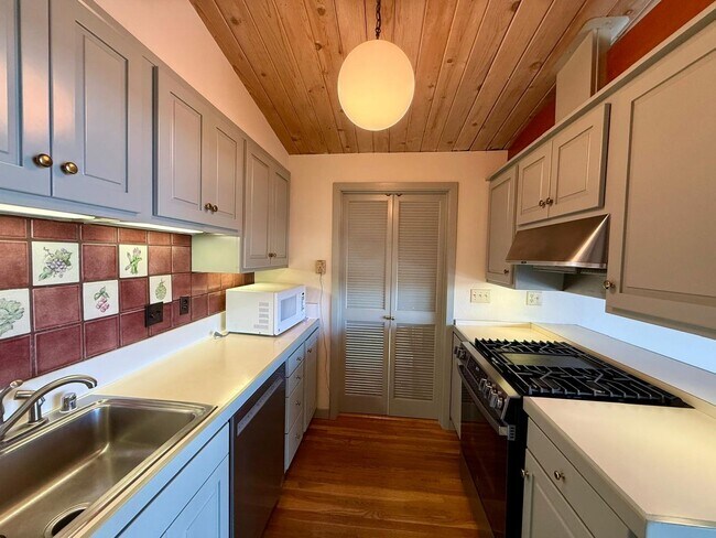 Building Photo - SPACIOUS THREE BED / THREE BATH HOME OFF OF PANORAMIC HWY WITH STUNNING VIEWS
