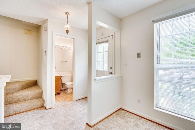 Building Photo - 3 level townhouse in Kinstowne area