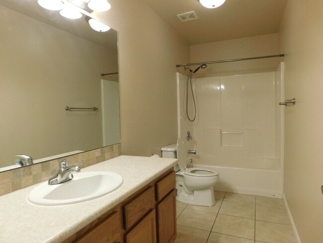 Building Photo - Spacious Duplex in Autumn Glen Subdivision