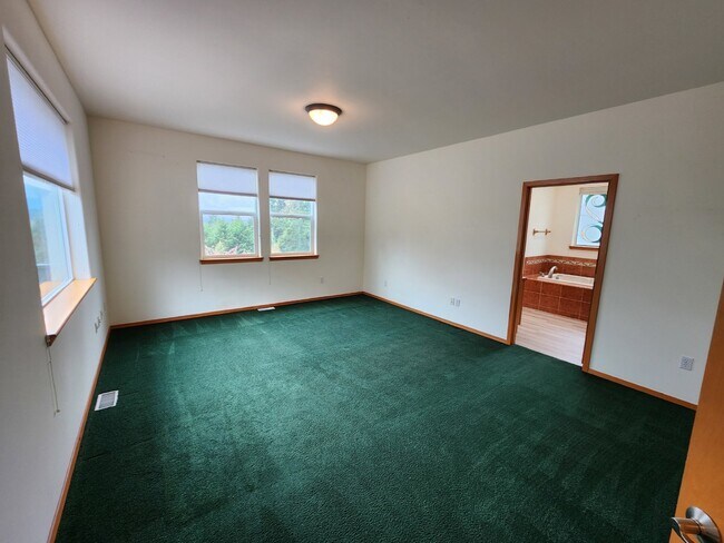 Building Photo - 3 bed 2.5 bath home on Bell Hill with grea...