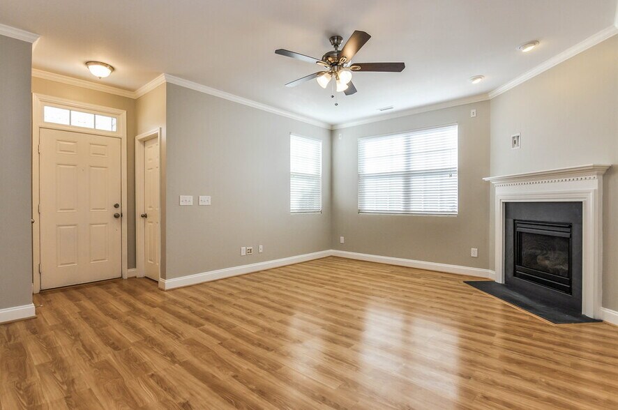 Building Photo - 130 Norwich Dr