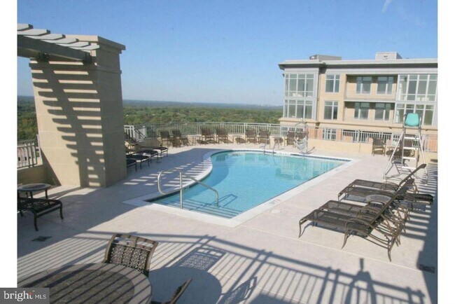 Building Photo - 8220 Crestwood Heights Dr