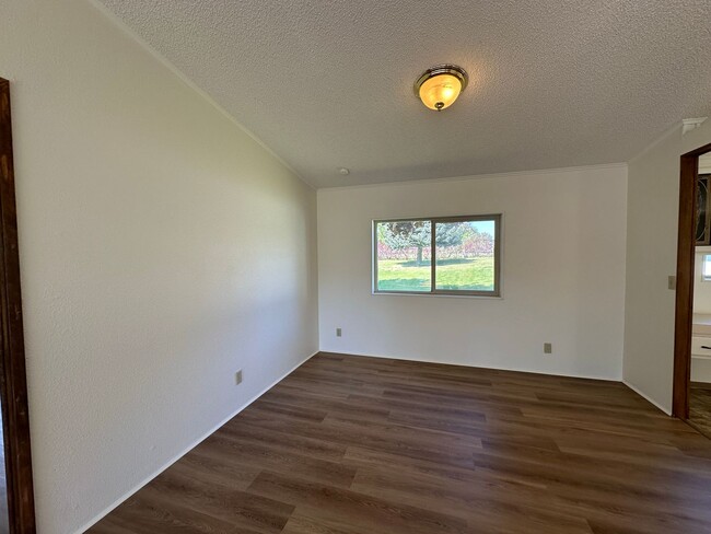 Building Photo - 3817 Summit Dr