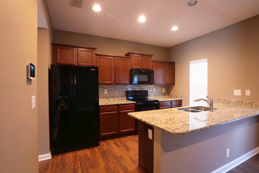Building Photo - 825 Lower Park Pl