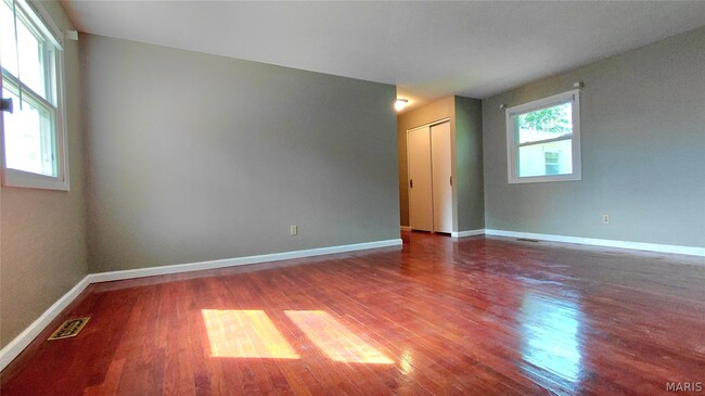 Building Photo - 874 Hollyridge Dr