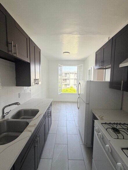 Building Photo - 318 S Kingsley Dr