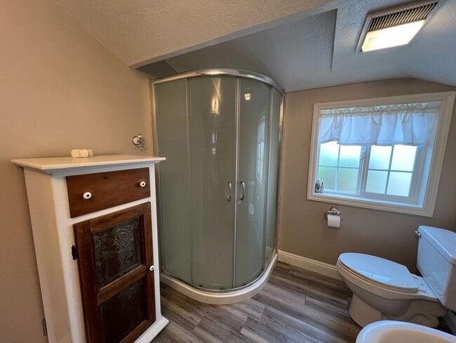 Building Photo - Nostalgic 3-bedroom Farmhouse in Hughson!