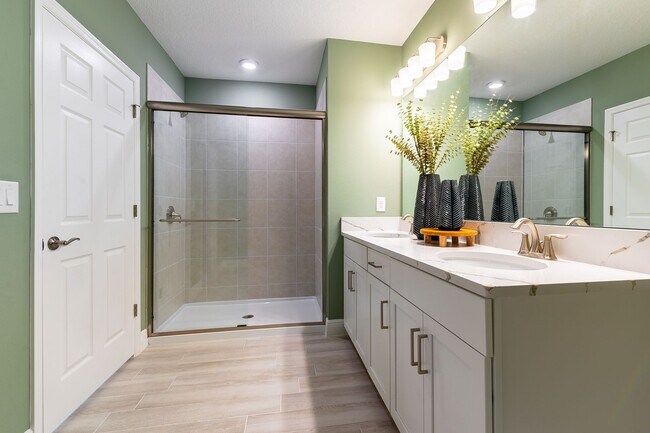 Building Photo - A Luxuriously Furnished 3-Bed, 2-Bath Model Home in Gated Community - Parrish