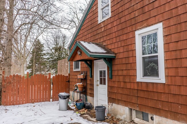 Building Photo - Centrally located bungalow!