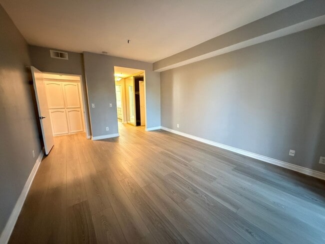 Building Photo - HUGE 2BD/2BA Bankers Hill Condo! ASSIGNED GARAGE PARKING! POOL!