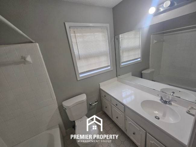 Building Photo - 3373 S Mendenhall Rd