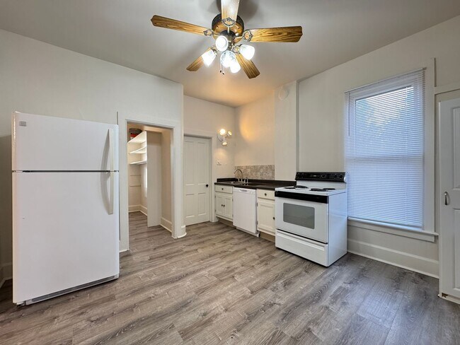 Building Photo - Old Town Fort Collins Gem!