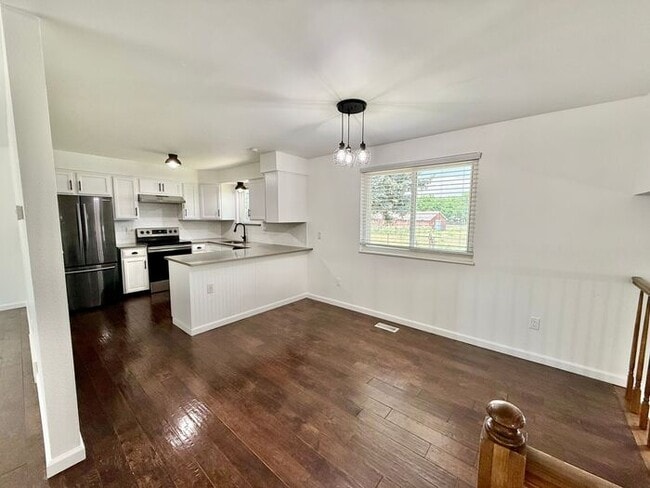 Building Photo - Beautifully Updated Modern Farmhouse 3 bed...