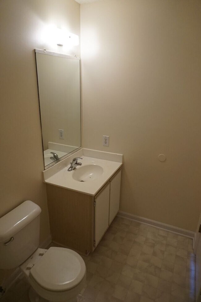 Building Photo - Two Bedroom Two and a Half Bathroom Townhouse located in Marsh Oaks Subdivision