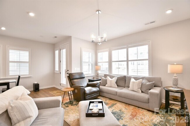 Building Photo - 114 Isleworth Ave