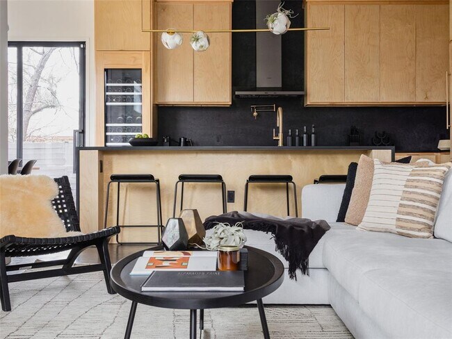 Building Photo - 1706 Brassie St