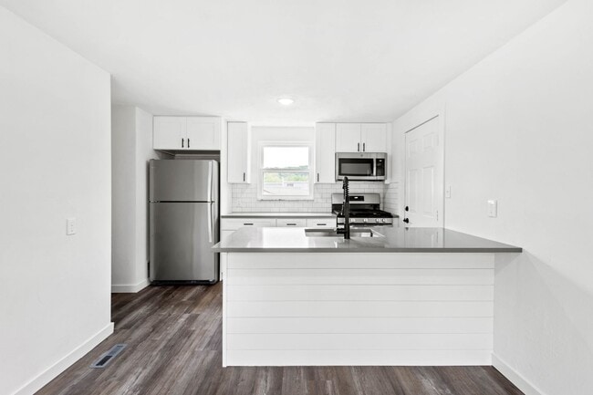 Building Photo - AVAILABLE JULY 1ST! Don't miss this RENOVATED 3-BEDROOM!!