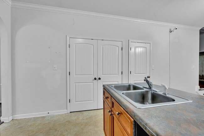 Building Photo - 1017 Ashwood Dr