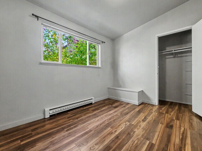 Building Photo - 3213 21st Ave W