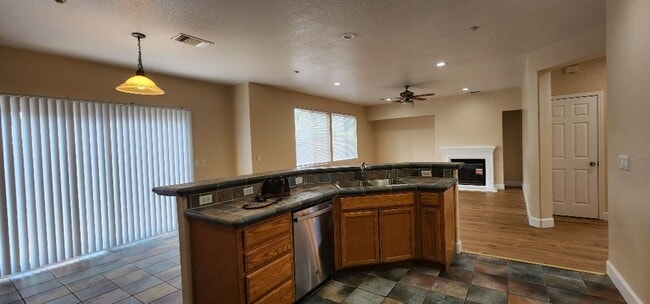 Building Photo - Beautiful Large Bi-Level 3 bed 2.5 Bath Ho...