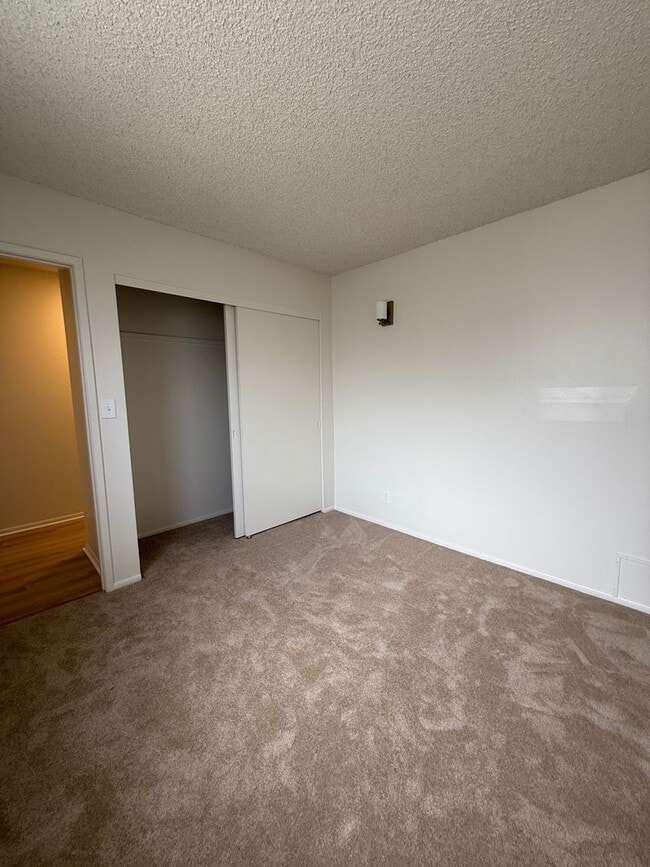 Building Photo - Hillside Terrace 2 bedroom 1.5 bath with t...