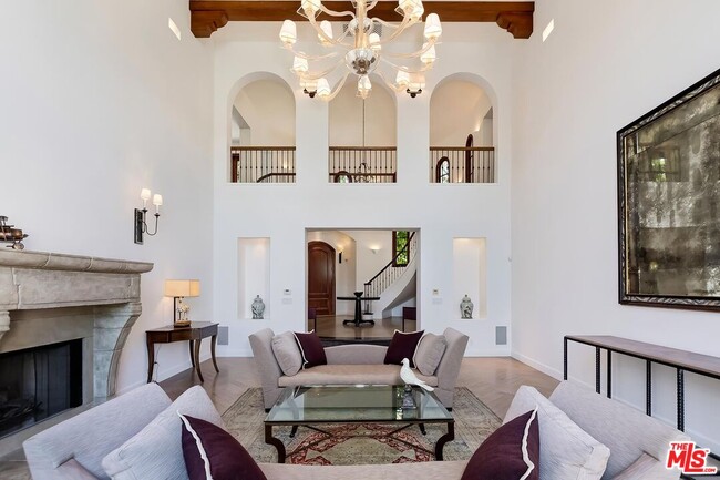 Building Photo - 2134 La Mesa Dr