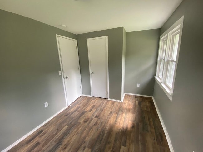 Building Photo - Updated 2 bed/1 bath, 800 sqft home!
