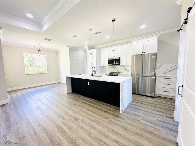 Building Photo - 771 Gaylord Ave S