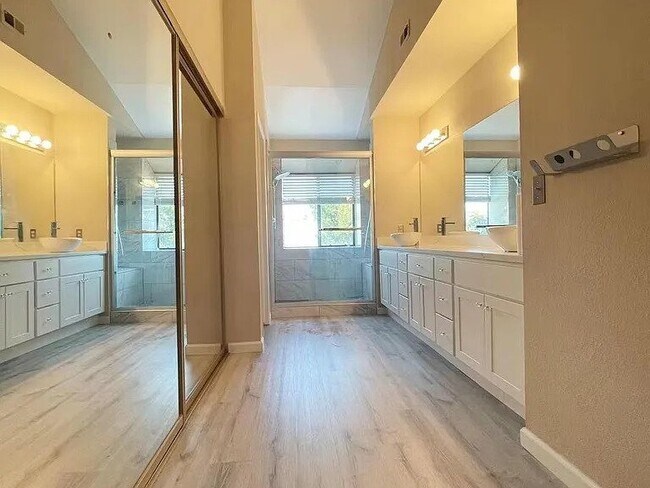 Building Photo - 2241 Vista del Mar