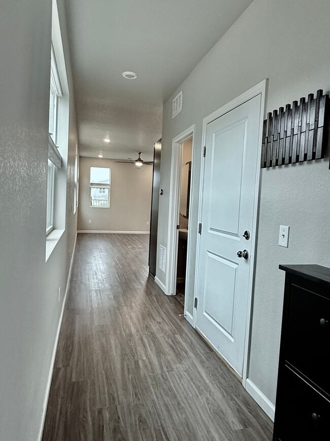 Building Photo - Wonderful End Unit 2 Bed/2.5 Bath Townhome...