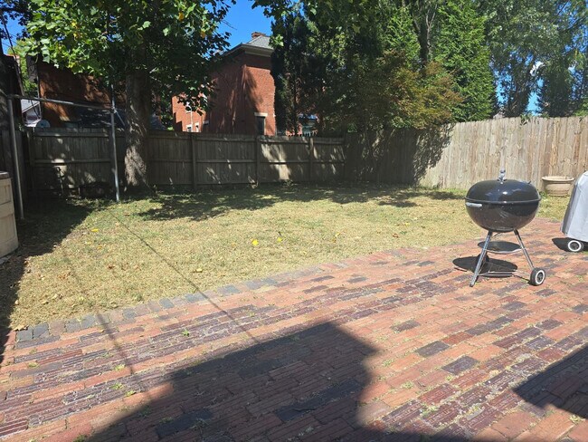 Building Photo - 98 Brickel St