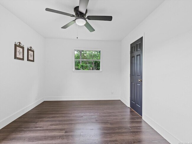 Building Photo - 5026 Lakewood Dr