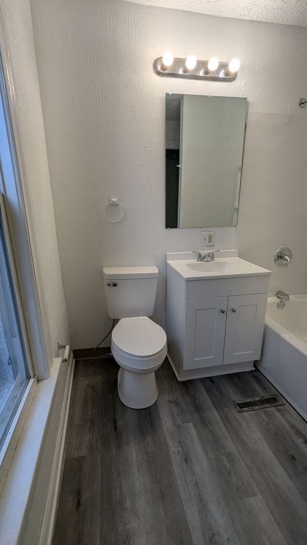 Building Photo - Charming 3-bedroom, 1.5-bathroom house loc...