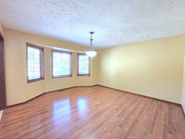 Building Photo - $3,495 - 5 Bed / 4 Baths Stunning Northwood Home with Views
