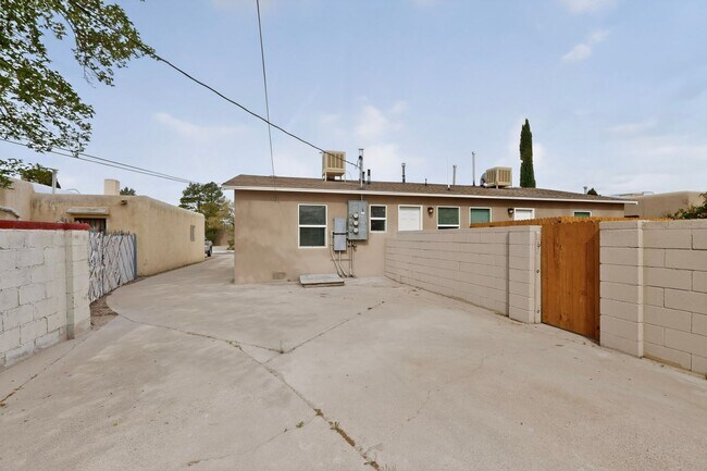 Building Photo - 714-714 Madison St NE