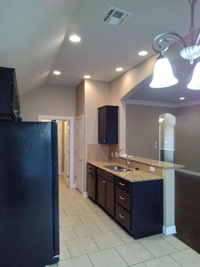 Building Photo - Savannah Place Dream Home