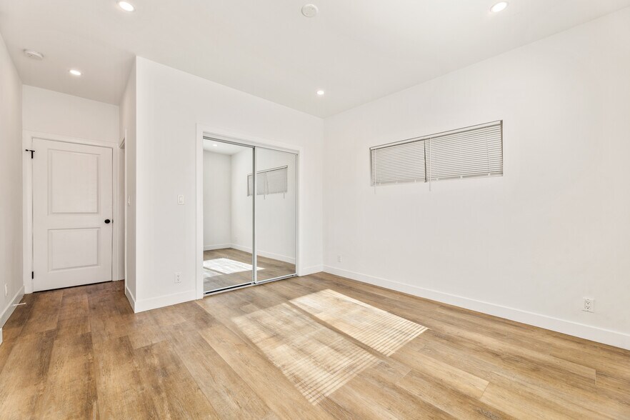 Building Photo - 5702 Vanalden Ave