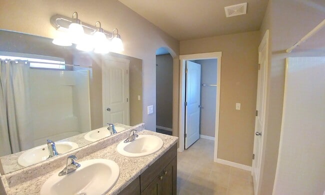 Building Photo - Spacious End Unit - The Townhomes at Bradl...