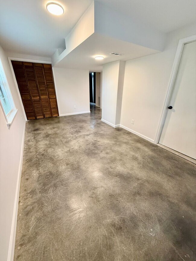 Building Photo - HUGE 4 Bedroom 2.5 Bath Donelson Ranch Cha...
