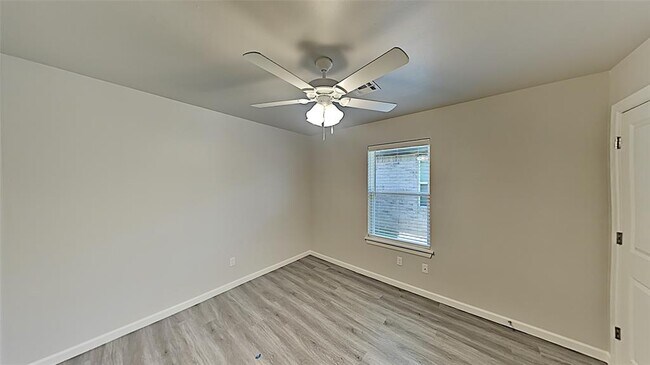 Building Photo - 11207 Howard Dr