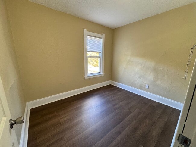 Building Photo - 4 Bedroom House