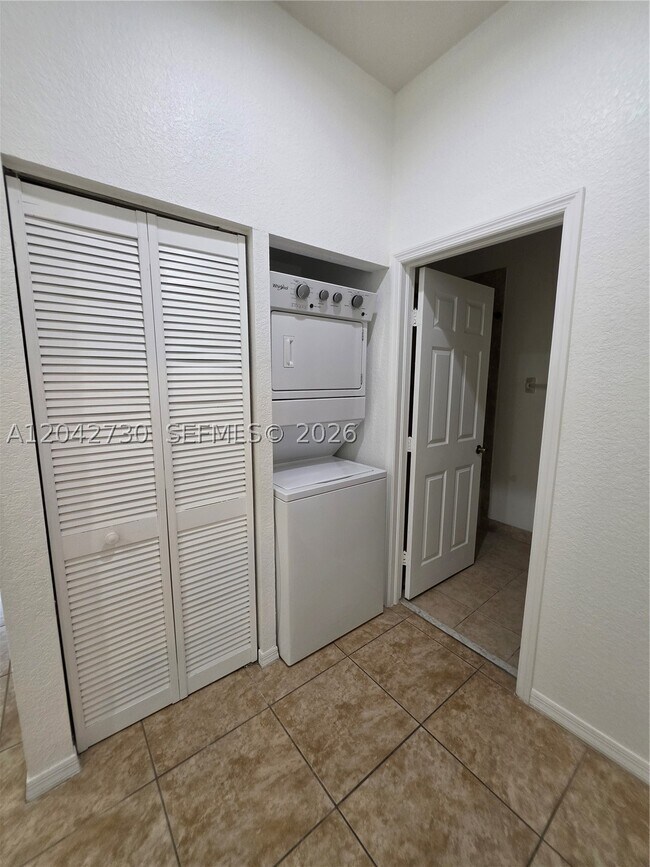 Building Photo - 4906 SW 141st Ave